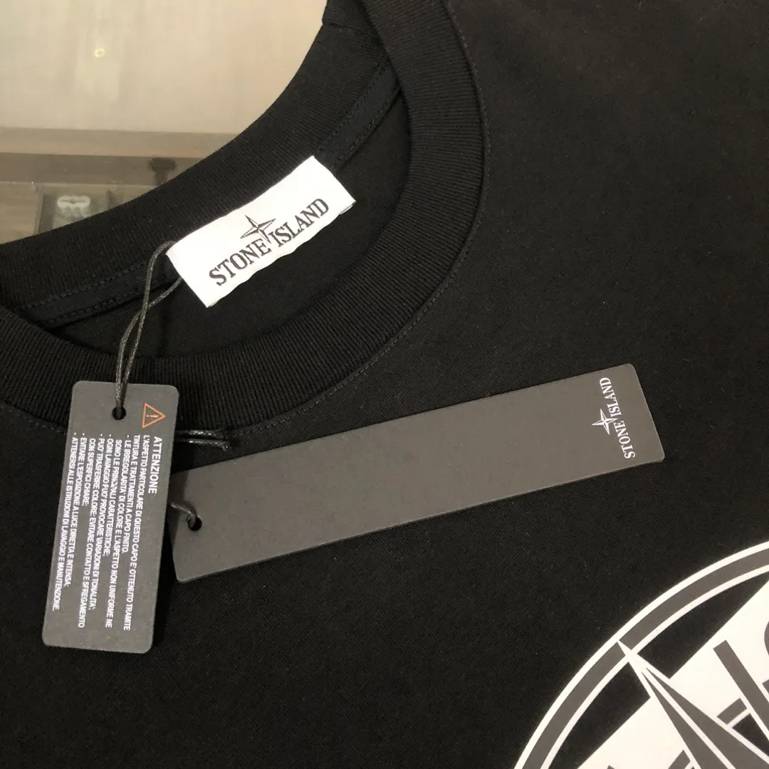 P180 Stone Island 2025 latest T-shirt, couple style ~ original order, fashionable and casual short T-shirt, specially made of customized cotton fabric ~ 100% cotton T-shirt ~ pre-washed to prevent deformation and shrinkage problem, more comfortable and breathable on the body ~ all available from stock ~ unique design style, trendy must-have item, complete with three standards 👍 Color: black/white/coffee Size: S M L XL (larger version Please state your height and weight when placing an order)